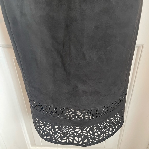 Thalia Sodi Faux Suede Sleeveless Sheath w/Laser Cut Hem in Black, Size Large - Picture 2 of 8